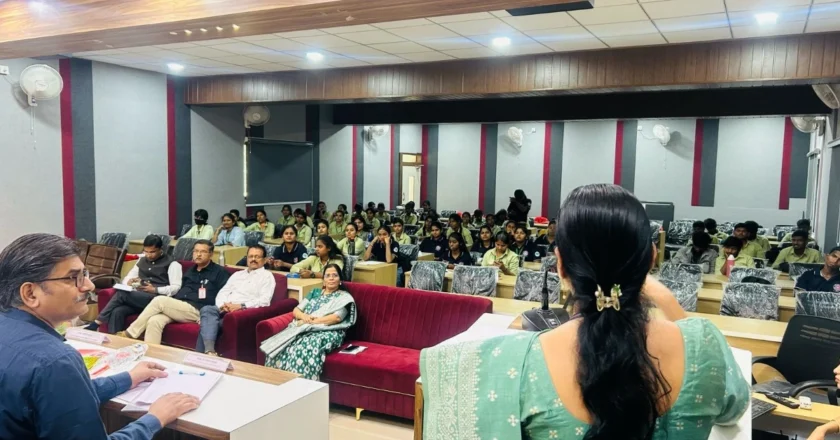 HADAPSAR : एस. एम. जोशी कॉलेज येथे एक दिवसीय जिल्हास्तरीय ‘लिंगभाव संवेदनीकरण’ कार्यशाळा संपन्न.