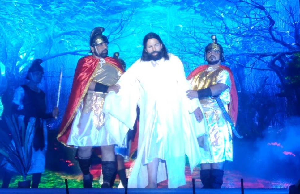 जिवंत नाटकातून अनुभवला येशू ख्रिस्ताच्या दु:खमय जीवनाचा प्रवास