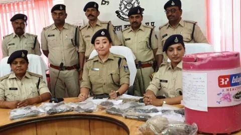 भाजप नेत्याच्या घरातून 17 बॉम्बसह 111 काडतुसे जप्त भाजप नेत्याच्या घरातून 17 बॉम्बसह 111 काडतुसे जप्त