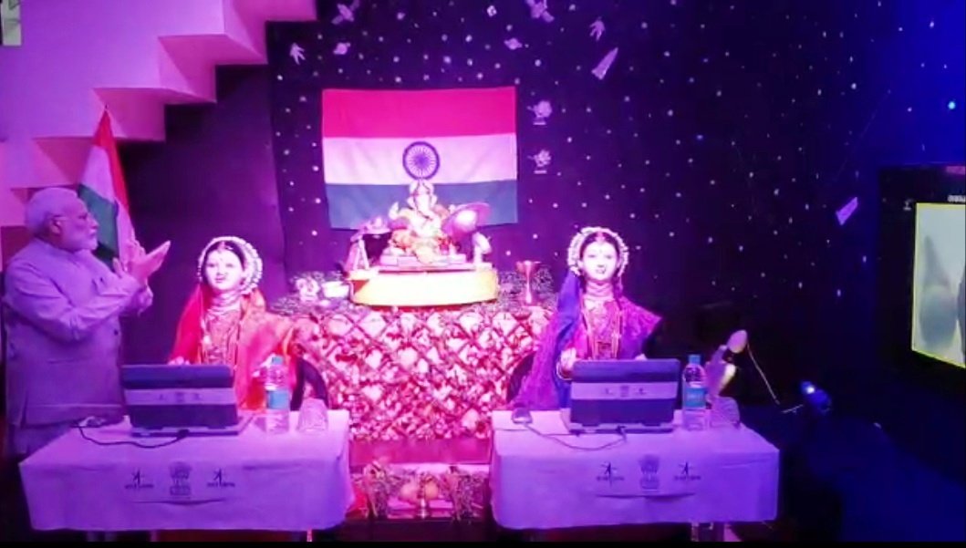 गौराईच्या हाती चांद्रयानचा रिमोट; काळेवाडीतील भागवत कुटुंबियांचा देखावा (व्हिडीओ)