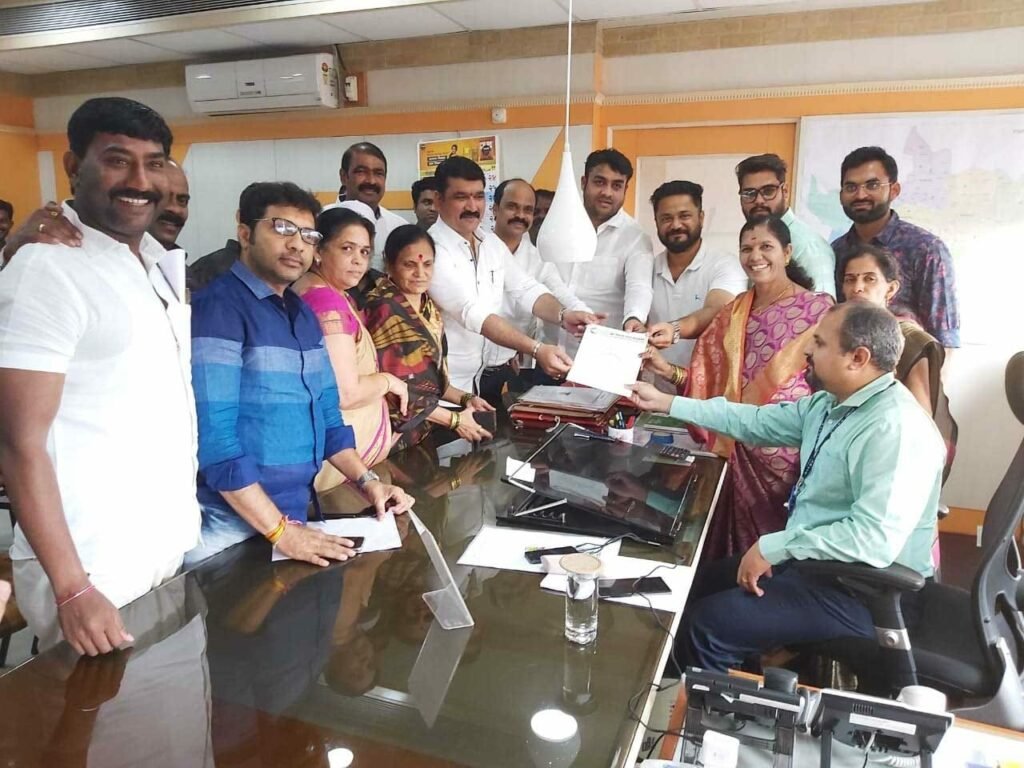 नदीपात्रातील कचरा उचला अन्यथा आयुक्तांच्या कार्यालयात कचरा टाकू – विशाल वाकडकर नदीपात्रातील कचरा उचला अन्यथा आयुक्तांच्या कार्यालयात कचरा टाकू – विशाल वाकडकर