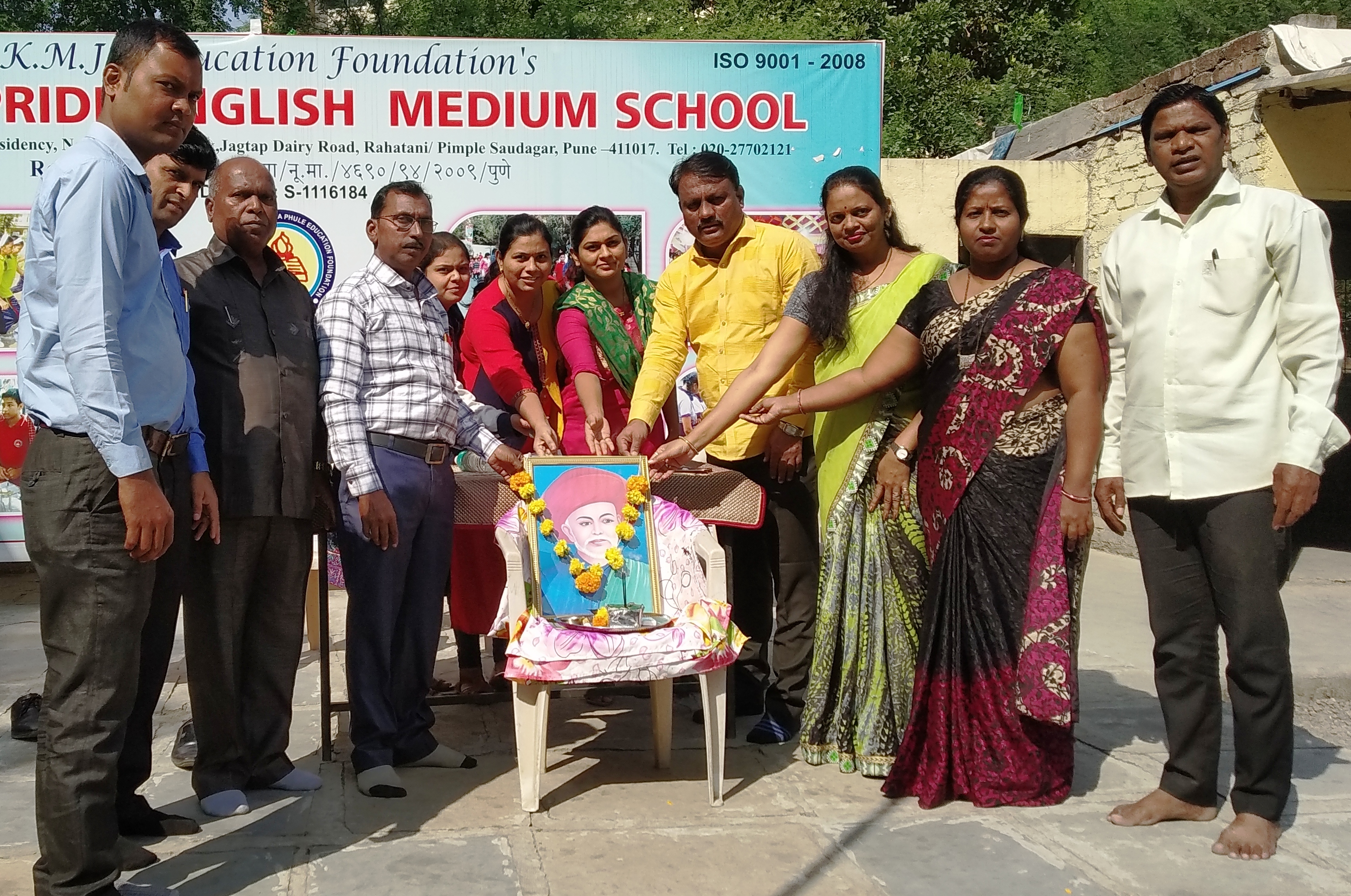 न्यू सिटी प्राईड इंग्लिश मिडीयम स्कूलमध्ये महात्मा फुले यांना अभिवादन