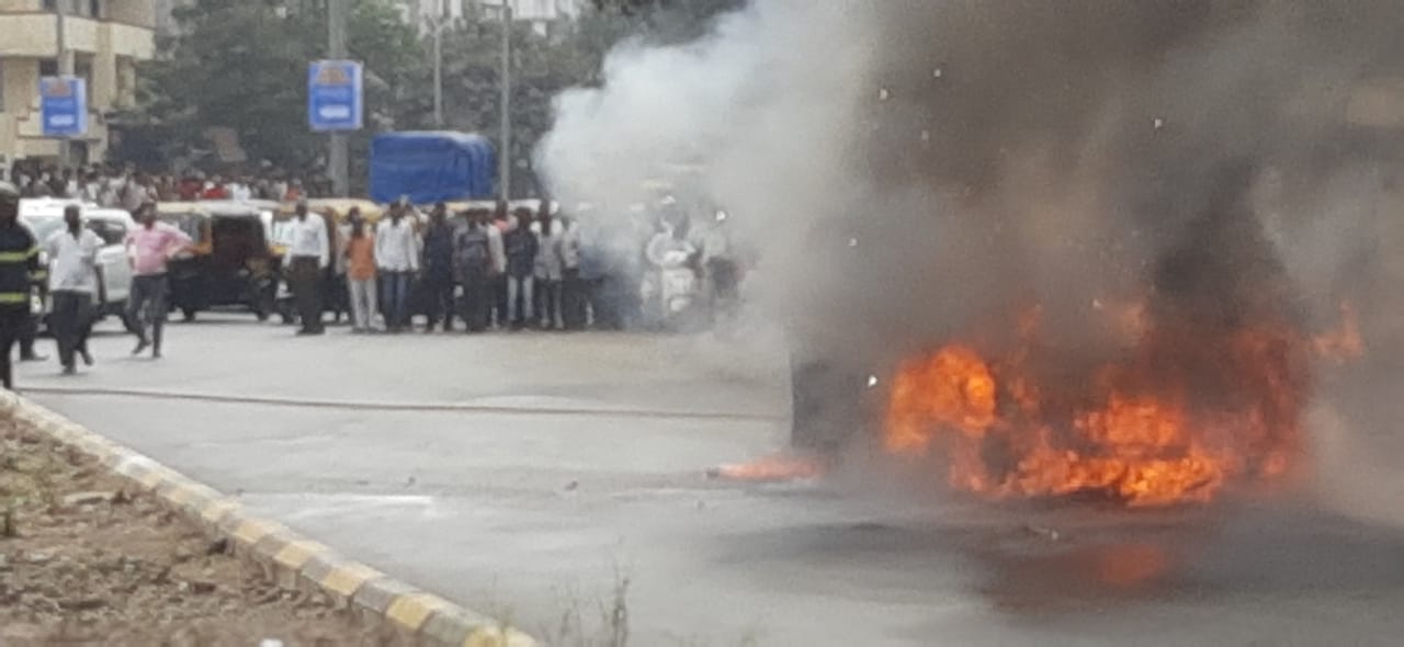 काळेवाडीत भररस्त्यात कारने घेतला पेट