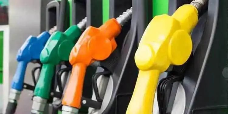 खुशखबर ! पेट्रोल-डिझेलच्या दरात कमालीची घट, जाणून घ्या आजचे दर