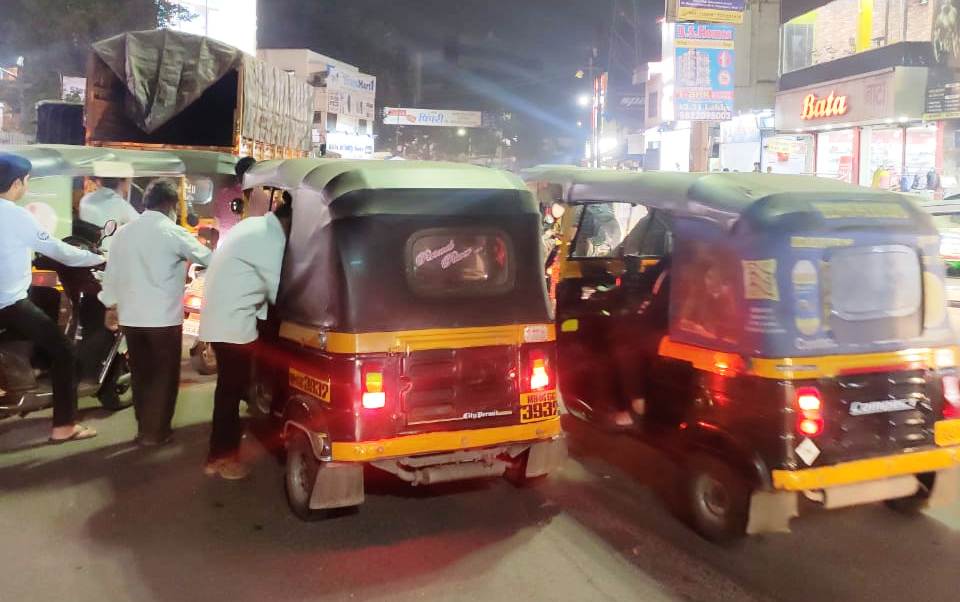 डिलक्स चौकात रस्ता दुभाजक बसविण्याची मागणी