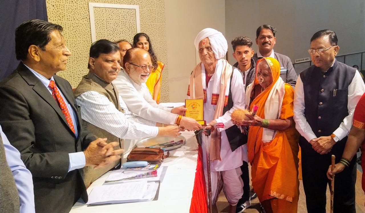 गायकवाड दांपत्याचा “आदर्श माता-पिता” पुरस्काराने गौरव