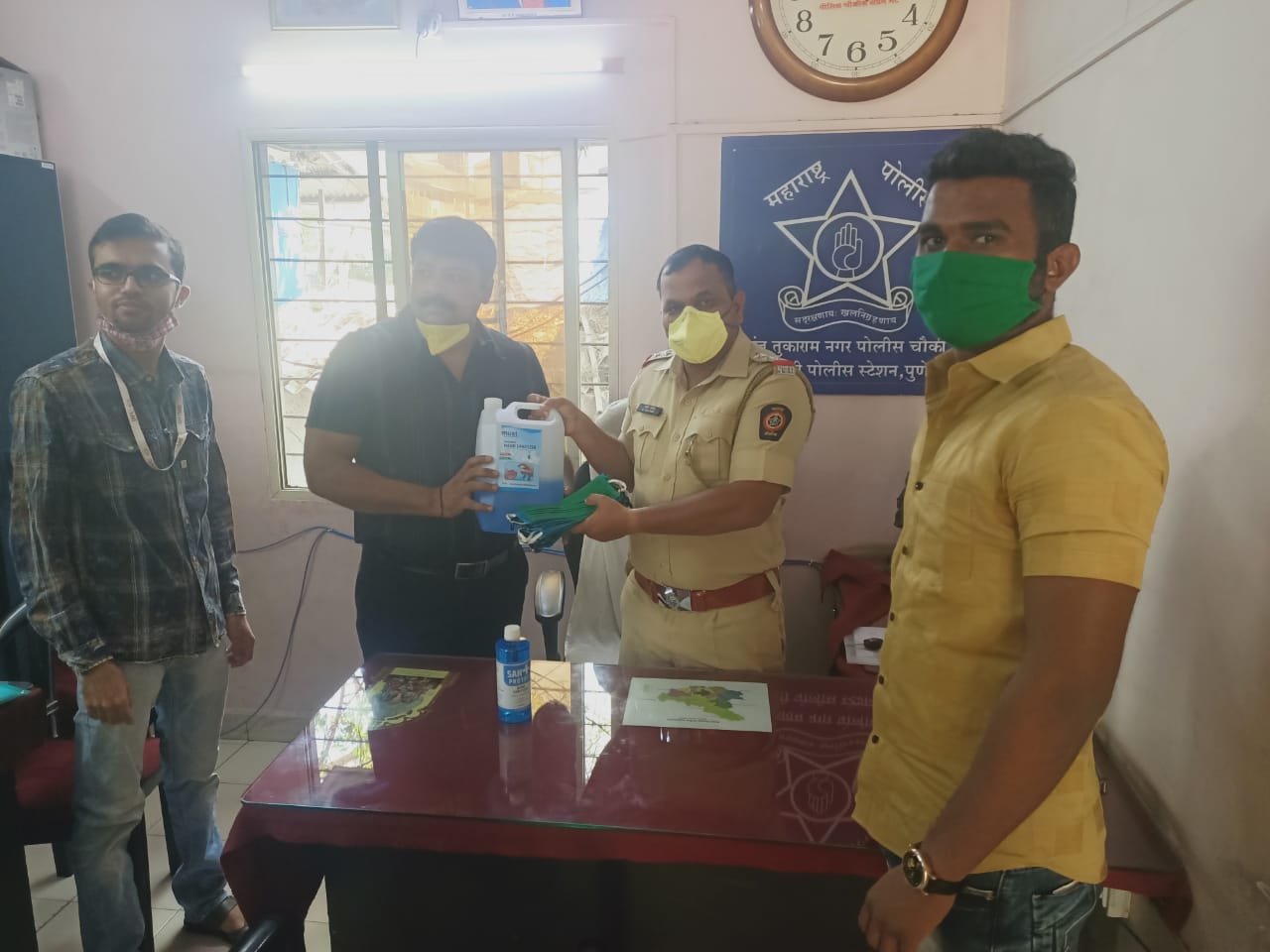 Covid-19 : डॉ.डी.वाय. पाटिल A.C.S व LAW कॉलेज तर्फे पोलीसांना मास्क व सैनिटाइजरचे वाटप