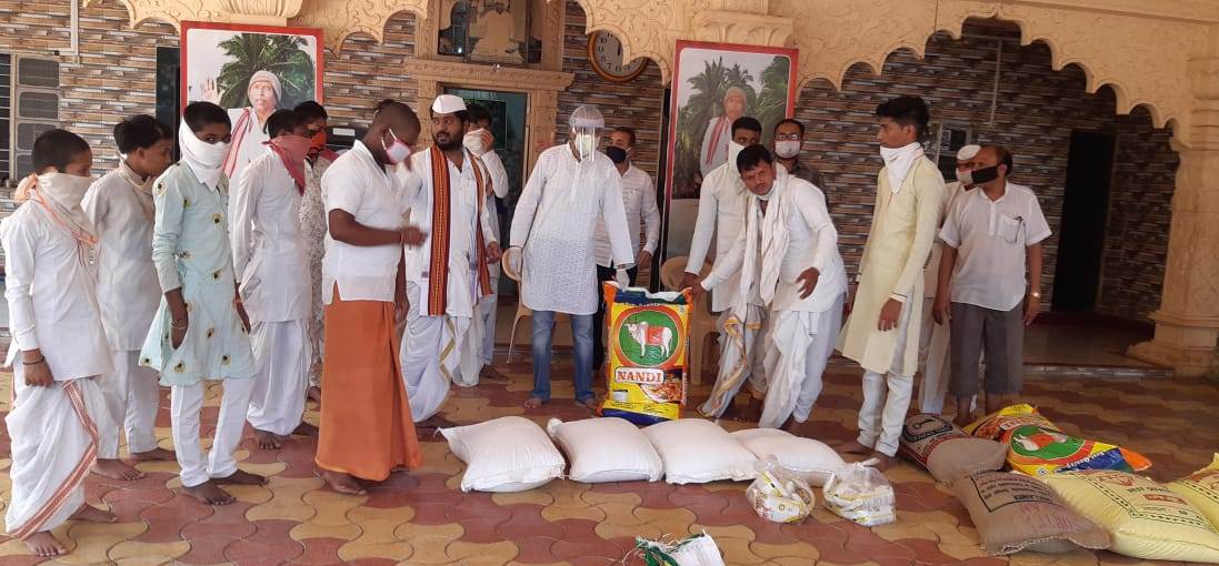 महेश प्रोफेशनल फोरमची वारकरी शिक्षण संस्थेत शिक्षण घेणाऱ्या विद्यार्थ्यांना माधुकरी