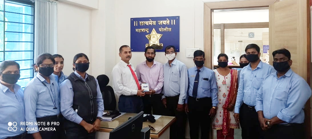 India Fights Corona : “श्री फाउंडेशन” तर्फे पोलिसांना सॅनिटायझर, टिसू व मास्कचे वाटप