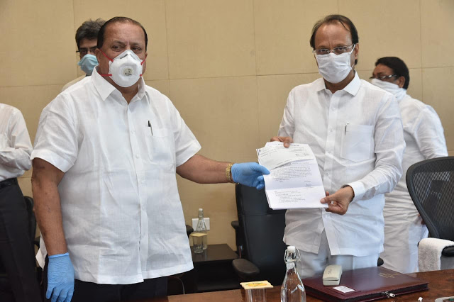 ‘मुख्यमंत्री सहाय्यता निधी’साठी कोल्हापूर जिल्हा मध्यवर्ती बँकेकडून 2 कोटी तर अधिकारी-कर्मचाऱ्यांकडून 22 लाख 75 हजारांचा निधी