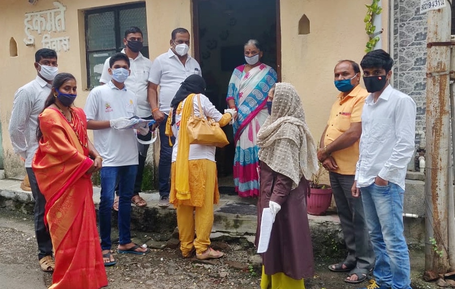 'माझे कुटुंब माझी जबाबदारी' अभियानासाठी काळेवाडीत शिवसैनिकांचे विशेष योगदान 'माझे कुटुंब माझी जबाबदारी' अभियानासाठी काळेवाडीत शिवसैनिकांचे विशेष योगदान
