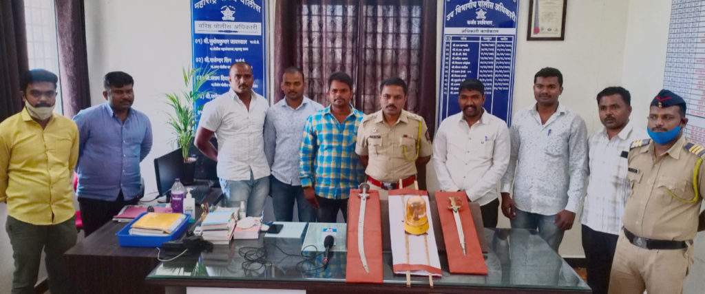 घातक शस्त्र व अंबर दिव्यासह डीवायएसपी अण्णासाहेब जाधव यांच्या पथकाने आरोपी केला जेरबंद घातक शस्त्र व अंबर दिव्यासह डीवायएसपी अण्णासाहेब जाधव यांच्या पथकाने आरोपी केला जेरबंद