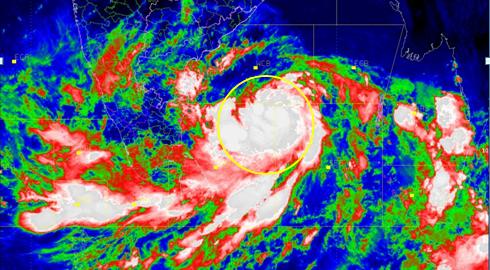 आंध्र प्रदेशातून चक्रीवादळ कर्जत-जामखेडमार्गे चाललं मुंबईला