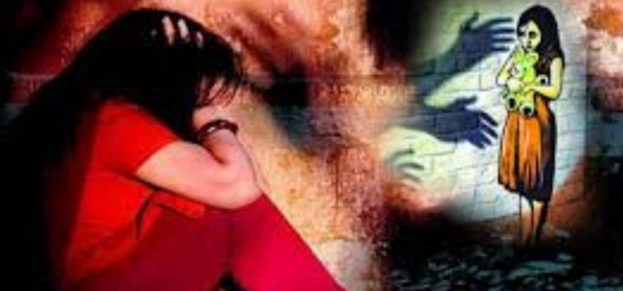 १२ वर्षीय मुलीवर आईच्या मित्राकडुनच वारंवार बलात्कार