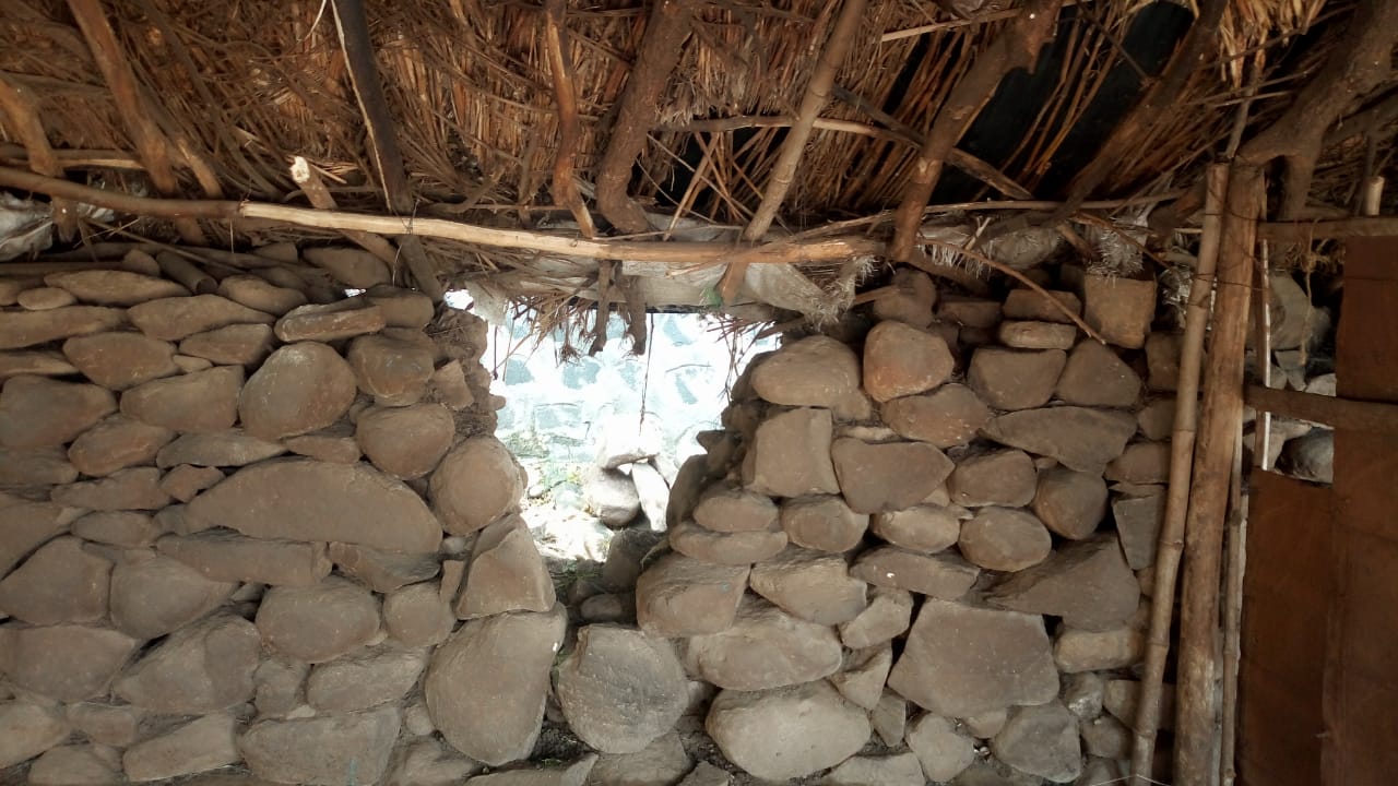 गोठ्याची भिंत उचकटून चांदे खुर्दमध्ये शेळ्यांची चोरी | कर्जत तालुक्यात चोऱ्यांचे सत्र सुरूच