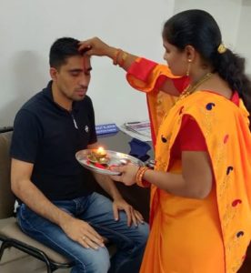 महिलांचे खरे रक्षक पोलिसच असल्याने मनसे महिला आघाडीतर्फे पोलिसांना रक्षाबंधन