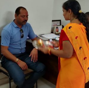 महिलांचे खरे रक्षक पोलिसच असल्याने मनसे महिला आघाडीतर्फे पोलिसांना रक्षाबंधन