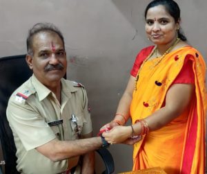 महिलांचे खरे रक्षक पोलिसच असल्याने मनसे महिला आघाडीतर्फे पोलिसांना रक्षाबंधन