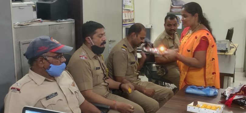 महिलांचे खरे रक्षक पोलिसच असल्याने मनसे महिला आघाडीतर्फे पोलिसांना रक्षाबंधन महिलांचे खरे रक्षक पोलिसच असल्याने मनसे महिला आघाडीतर्फे पोलिसांना रक्षाबंधन