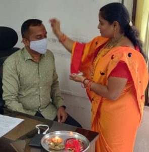 महिलांचे खरे रक्षक पोलिसच असल्याने मनसे महिला आघाडीतर्फे पोलिसांना रक्षाबंधन