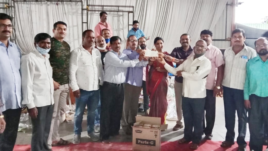 नगरसेविका निता पाडाळे यांच्या वतीने कोकण पुरग्रस्तांसाठी १५ हजार रूपयांचा धनादेश