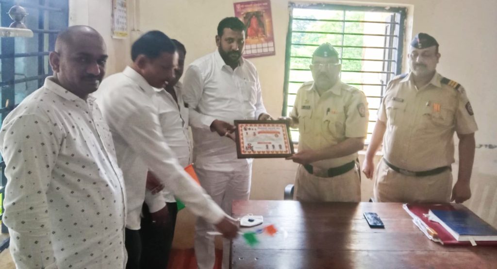 पोलिस चौकी परिसरात शिवशाही वाहतुक आघाडीतर्फे वृक्षारोपण