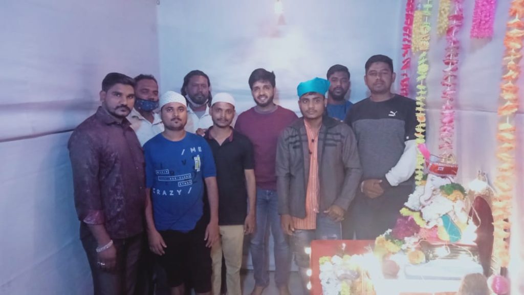 मुस्लिम बांधवांच्या हस्ते गणपती आरती करत मानवता हितायने दिला सामाजिक एकात्मतेचा संदेश