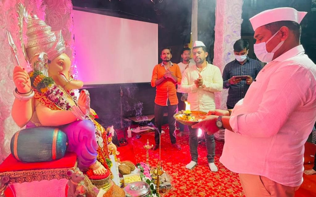 शिवसेनेचे वाळके व उद्योजक जवळकर यांच्या हस्ते अनंतनगर मित्र मंडळाची आरती