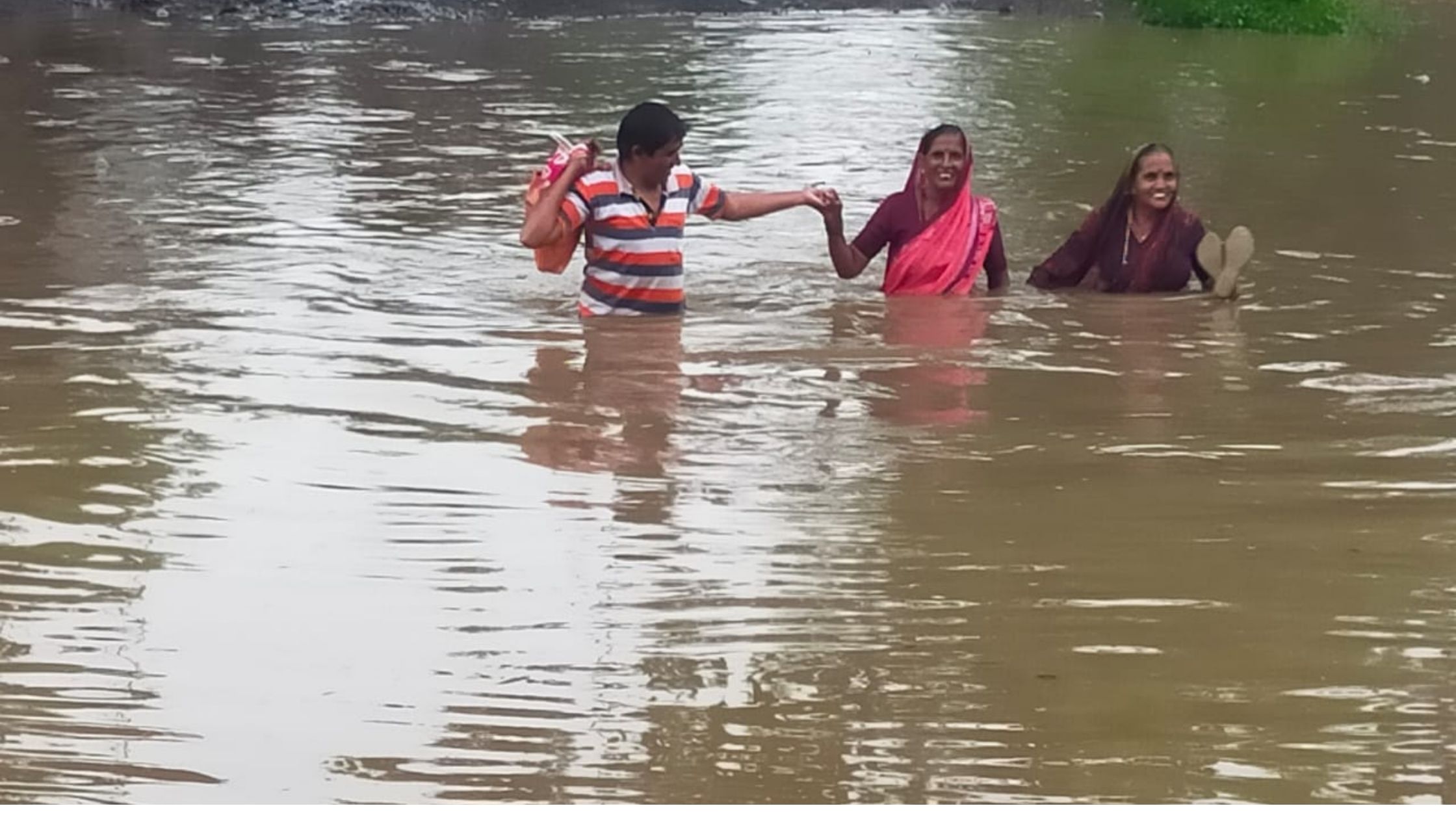 खडकी सदार गाव तीन दिवसापासून संपर्काबाहेर; गावालगतच्या नाल्याला पुर