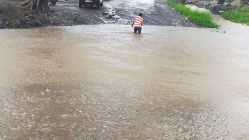 खडकी सदार गाव तीन दिवसापासून संपर्काबाहेर; गावालगतच्या नाल्याला पुर खडकी सदार गाव तीन दिवसापासून संपर्काबाहेर; गावालगतच्या नाल्याला पुर