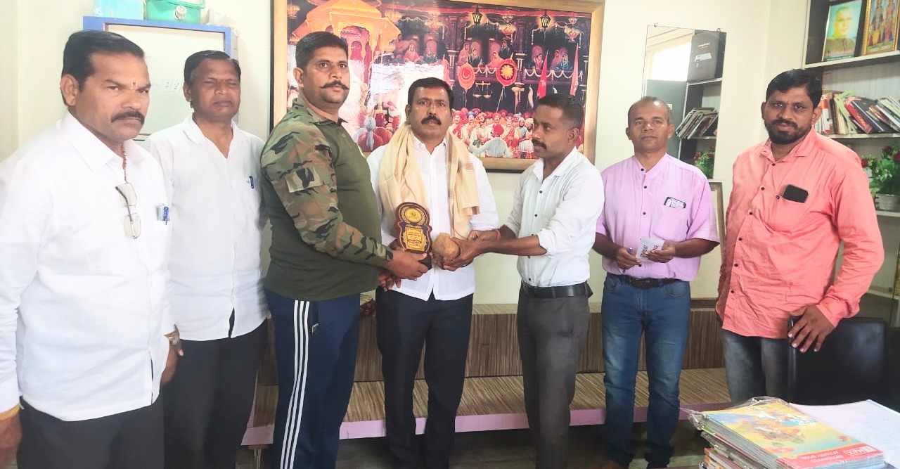 लोकमैत्रि परिवारातर्फे उन्नती फाउंडेशनचे संस्थापक संजय भिसे यांचा सन्मान