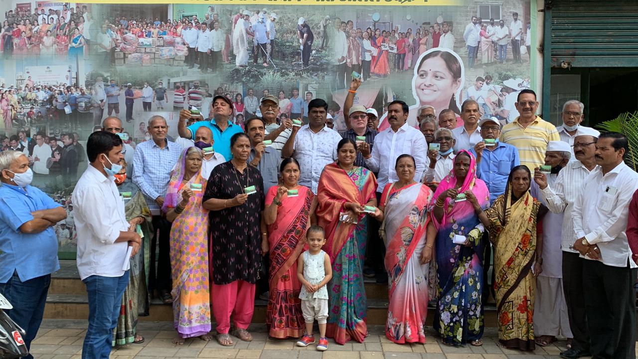 एस. टी. सवलत स्मार्ट कार्डचे ज्येष्ठांना मोफत वाटप | उन्नती सोशल फाउंडेशनच्या अध्यक्षा कुंदा भिसे यांचा सेवाभावी उपक्रम