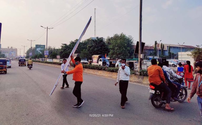 भाजपचे आमदार महेश लांडगे यांच्या वाढदिवसानिमित्त लावलेल्या बेकायदा फलकांवर कारवाई भाजपचे आमदार महेश लांडगे यांच्या वाढदिवसानिमित्त लावलेल्या बेकायदा फलकांवर कारवाई