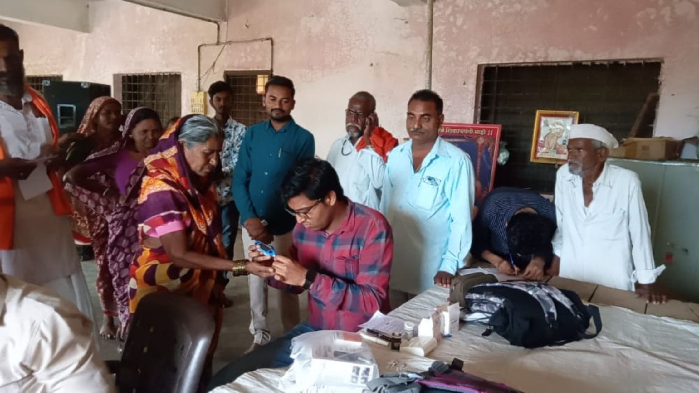 मोफत आरोग्य तपासणी शिबिरास गणेशपूर येथे गावकऱ्याचा उत्स्फूर्त प्रतिसाद