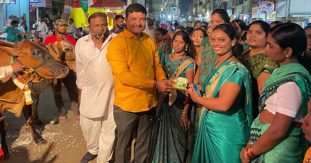 सोमनाथ दादा तापकीर युवा मंचतर्फे महिलांना ‘गाय-वासरू’ची मूर्ती भेट