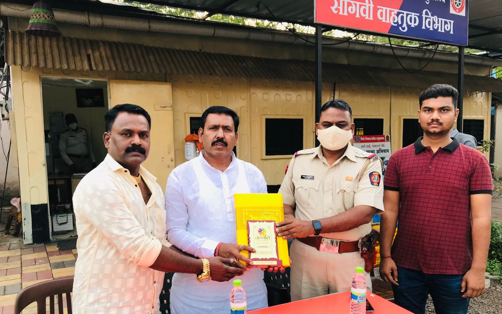 उन्नती फाउंडेशनतर्फे सांगवी वाहतूक व आरोग्य विभागात मिठाई वाटप