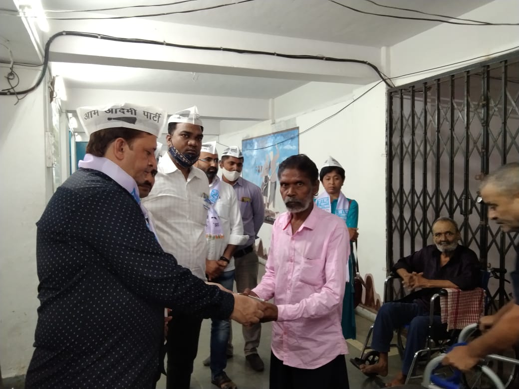 आम आदमी पार्टीतर्फे स्थापना दिनानिमित्त सावली निवारा केंद्रात अन्नदान