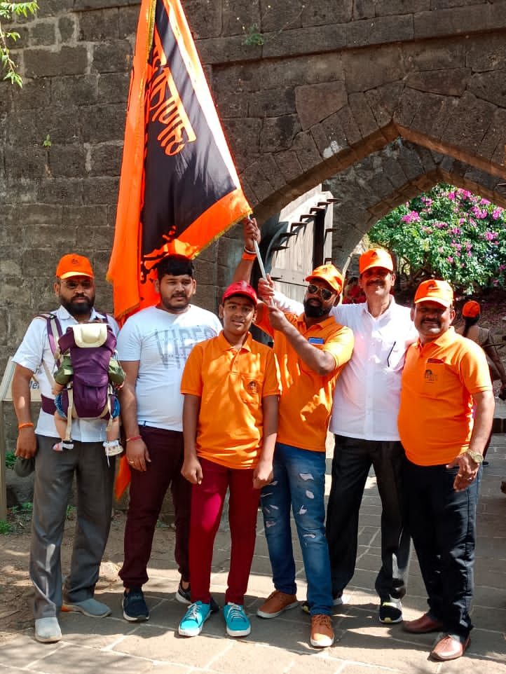 सुनिल तात्या पालकर यांच्यातर्फे आयोजित केलेल्या शिवनेरी किल्ला मोहिमेत तरूणांना दिले शिव इतिहासाचे धडे