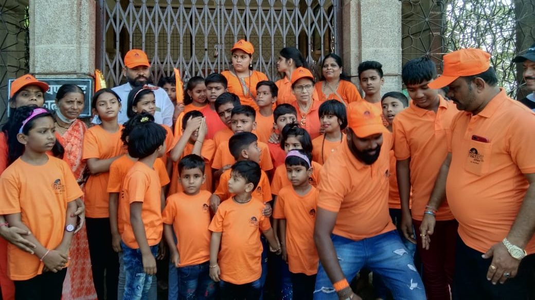 सुनिल तात्या पालकर यांच्यातर्फे आयोजित केलेल्या शिवनेरी किल्ला मोहिमेत तरूणांना दिले शिव इतिहासाचे धडे