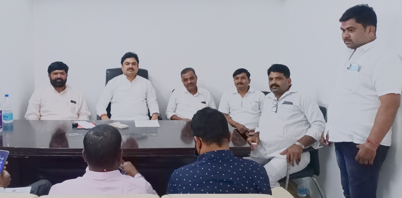 KARJAT : आमदारांनी भाजपातील आयारामांना सोडून नगरपंचायत निवडणूक लढवावी – राम शिंदेचे रोहित पवार यांना खुले आव्हान