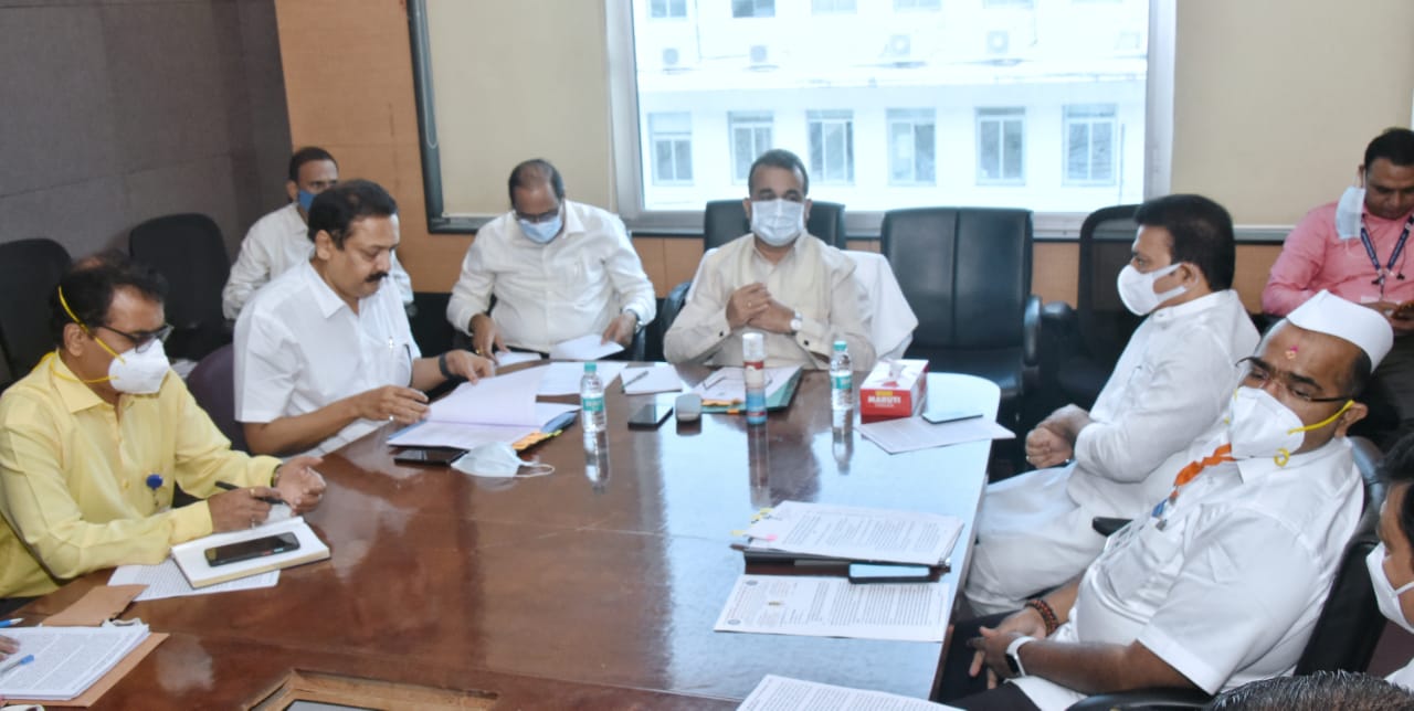 कामगारांना ५० किलो पेक्षा जास्त वजनाच्यावर भार वाहू देऊ नये सहकार व पणन मंत्री बाळासाहेब पाटील यांचे निर्देश