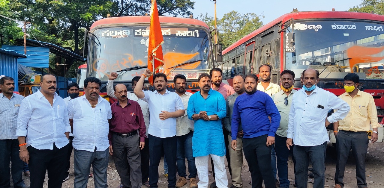 शिवसेनेने कर्नाटक सरकारच्या एसटी बसेसवर भगव्या रंगाने “छत्रपती शिवाजी महाराज की जय” लिहून केल्या रवाना