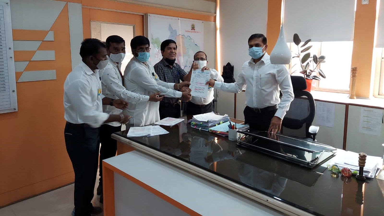 शाळा ऑफलाईन पद्धतीने सुरू असताना ४० कोटीचे टॅब कोणासाठी?