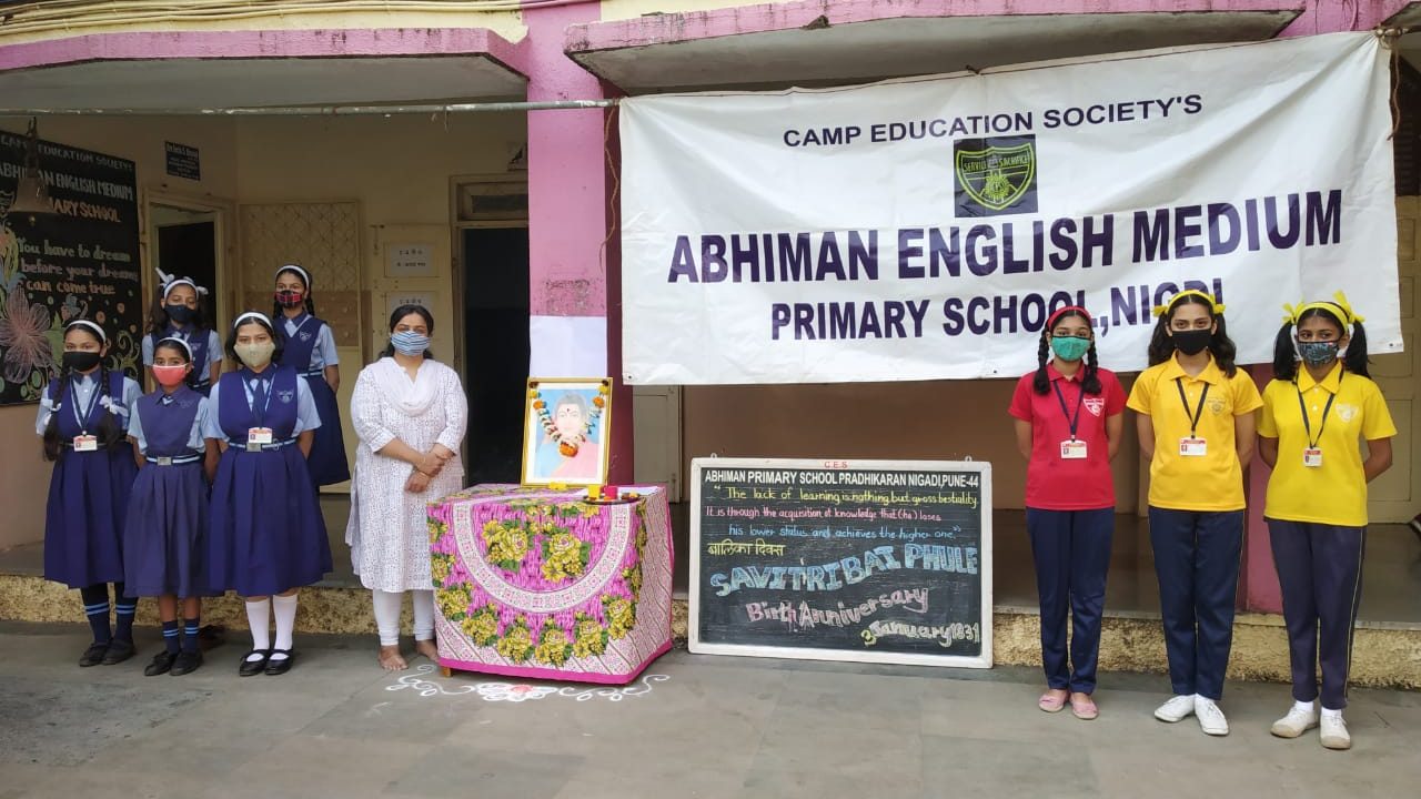अभिमान इंग्लिश मिडीयम स्कूलमध्ये क्रांतीज्योती सावित्रीबाई फुले जयंती साजरी