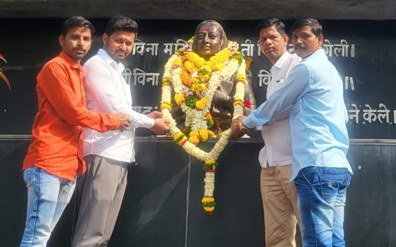 दिघीचा आदिवासी वाघ संस्थेतर्फे क्रांतीज्योती सावित्रीबाई फुले यांना अभिवादन दिघीचा आदिवासी वाघ संस्थेतर्फे क्रांतीज्योती सावित्रीबाई फुले यांना अभिवादन