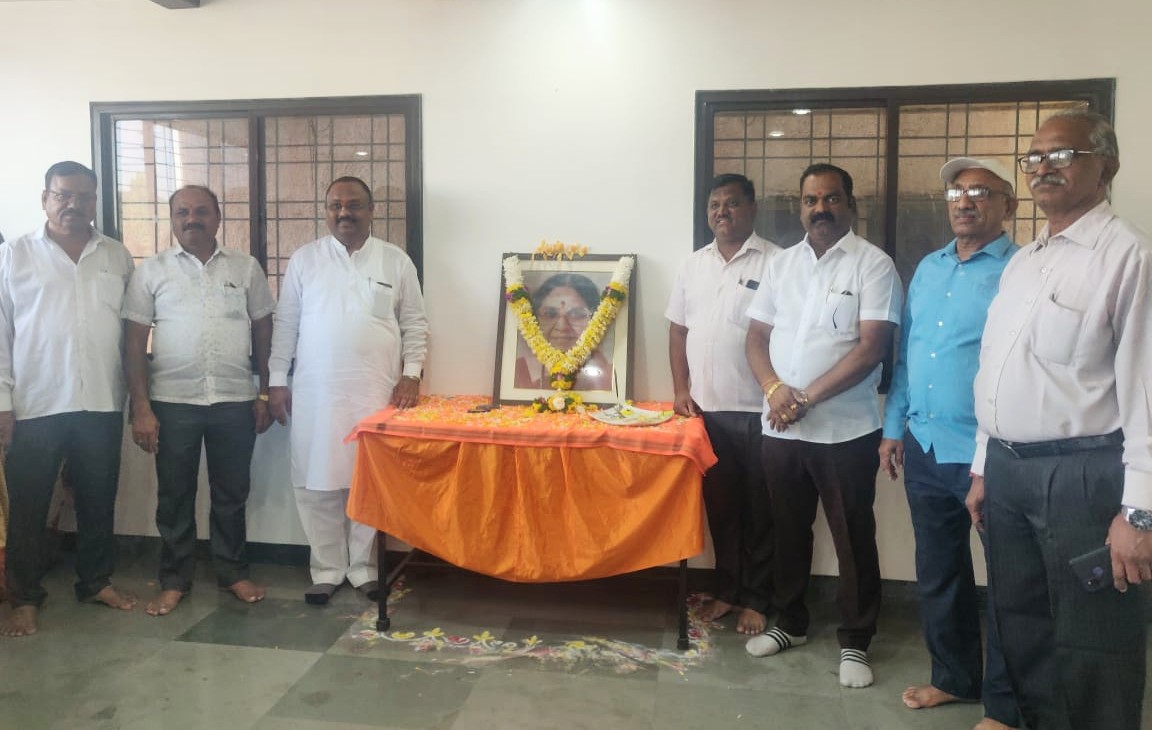 तमाम शिवसैनिकांची माऊली माँसाहेब यांना शिवसैनिकांकडून अभिवादन