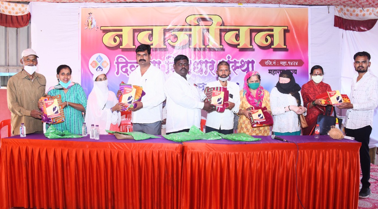 दिव्यांग, निराधार नागरिकांना भोजन व ब्लॅंकेट वाटप