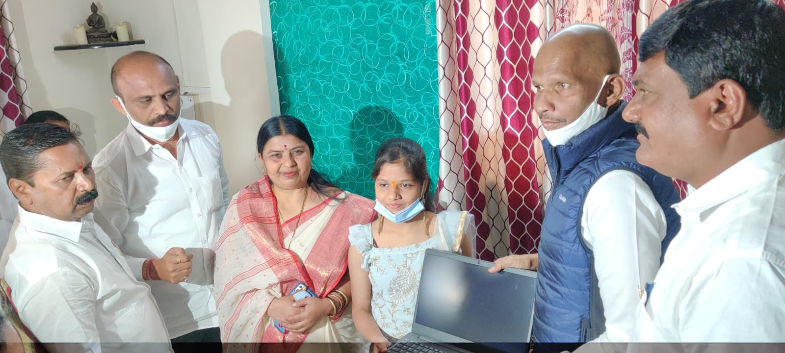राष्ट्रभाषा प्रारंभिक परीक्षेत प्रथम येणाऱ्या गौतमी निकम हिला स्व. माजी सरपंच गोविंदराव तांबे चॅरिटेबल ट्रस्ट तर्फे लॅपटॉप भेट