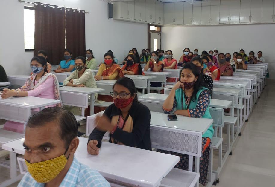 एस. एम. जोशी कॉलेजमध्ये लसीकरण शिबिराला उत्तम प्रतिसाद एस. एम. जोशी कॉलेजमध्ये लसीकरण शिबिराला उत्तम प्रतिसाद