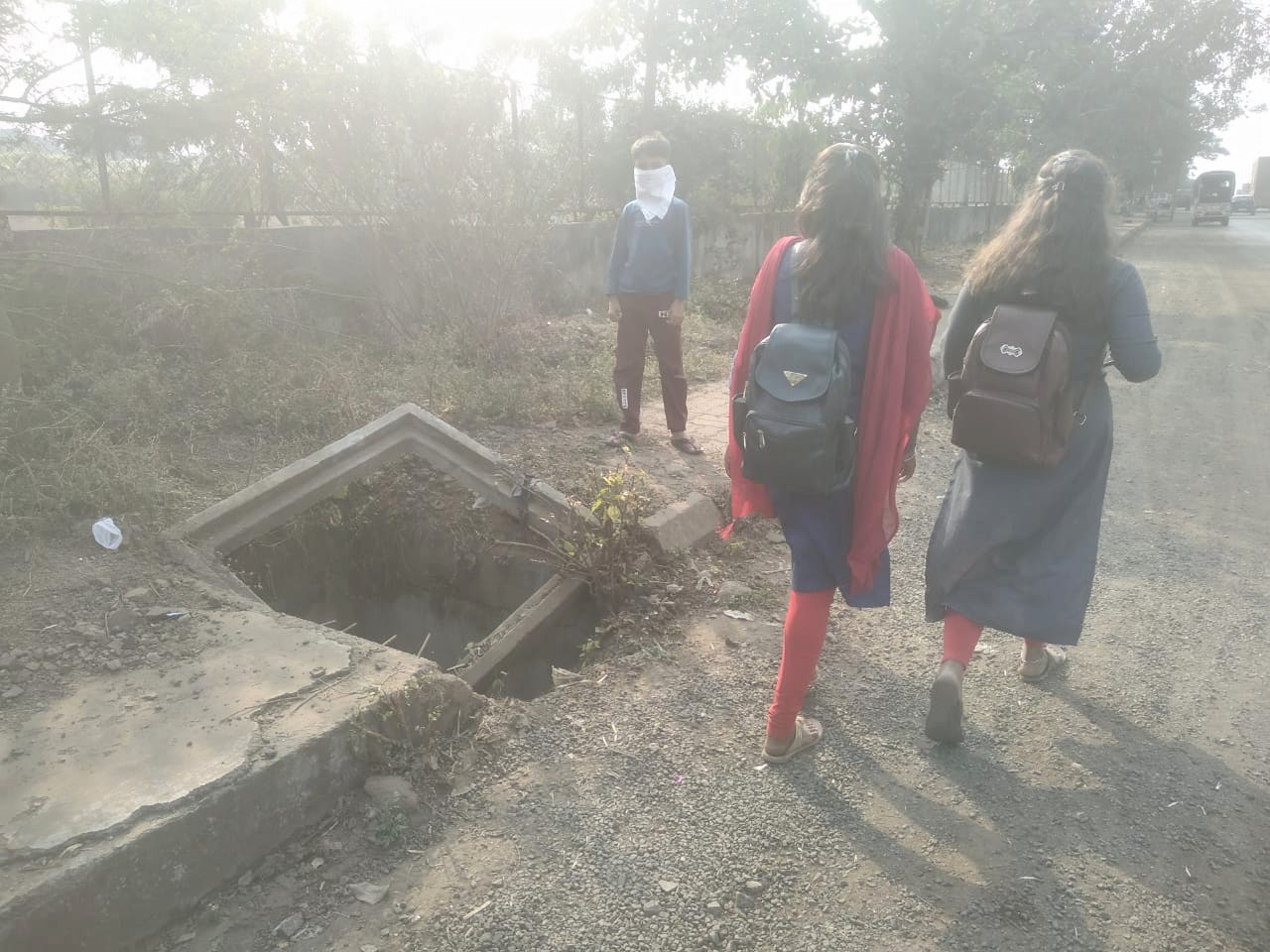 जाधववाडी-मोशी रस्त्यावरील धोकादायक चेंबर दुरूस्त करण्याची मागणी